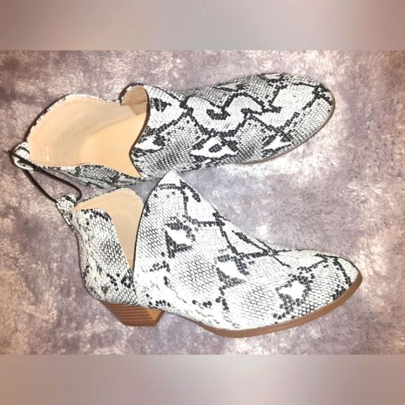 WOMEN'S cut-out ankle boots sz, 8,and 10 - Picture 9 of 15